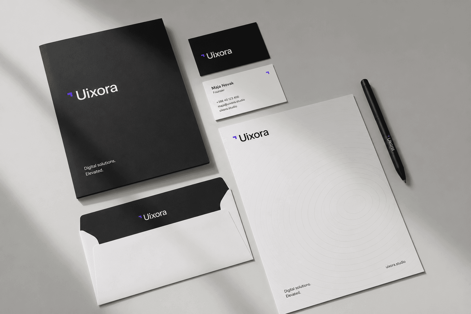 Celostna grafična podoba z logotipom in barvnim sistemom, ki ga je oblikoval UIXORA Studio
